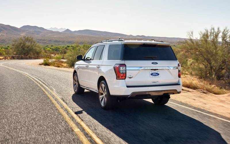 comparison-gmc-yukon-denali-2021-vs-ford-expedition-king-ranch-2020-suv-drive